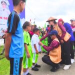 Dari Dataran Tinggi Krayan, Bupati Irwan Sabri Bagikan Seragam Sekolah Gratis Buat Siswa SD dan SMP