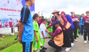 Dari Dataran Tinggi Krayan, Bupati Irwan Sabri Bagikan Seragam Sekolah Gratis Buat Siswa SD dan SMP