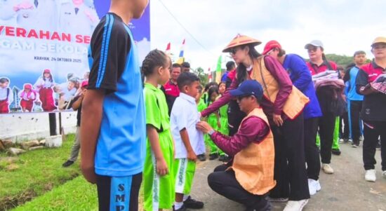 Dari Dataran Tinggi Krayan, Bupati Irwan Sabri Bagikan Seragam Sekolah Gratis Buat Siswa SD dan SMP