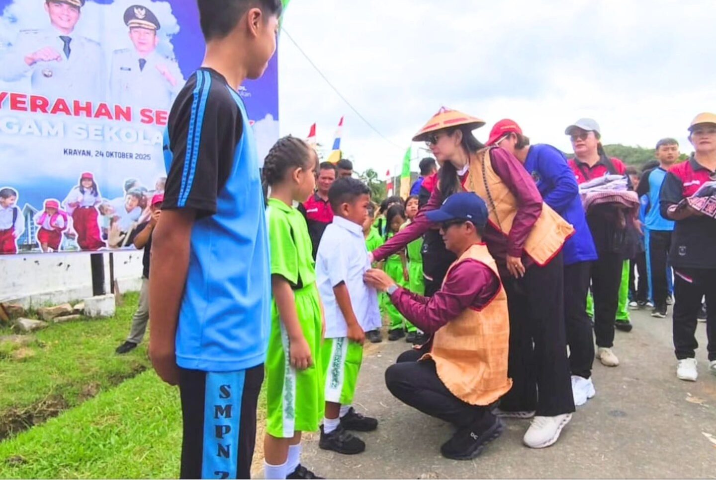 Dari Dataran Tinggi Krayan, Bupati Irwan Sabri Bagikan Seragam Sekolah Gratis Buat Siswa SD dan SMP